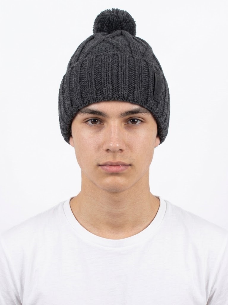 Tamnosiva pletena kapa sa pompon